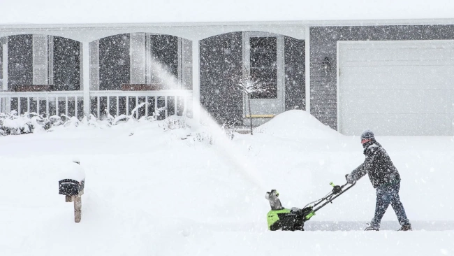 Снегоуборщик Greenworks GD60ST 60V аккумуляторный 