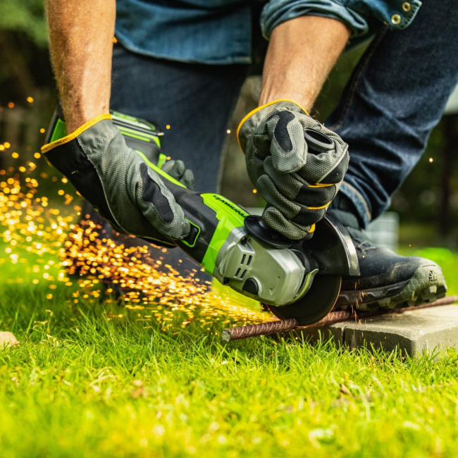 Шлифовальная машина угловая Greenworks GD24AGK4 24V аккумуляторная, АКБ 4Ач и ЗУ, сумка
