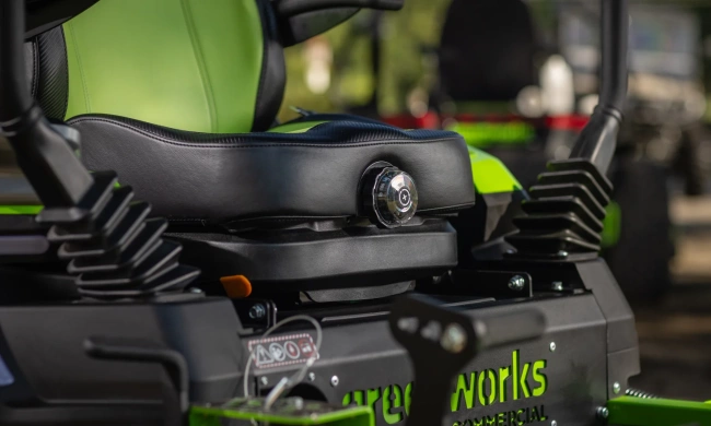 Райдер садовый аккумуляторный Greenworks ZTC152 82V