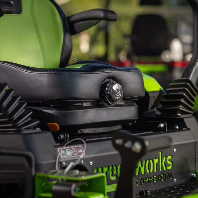 Райдер садовый аккумуляторный Greenworks ZTC152 82V