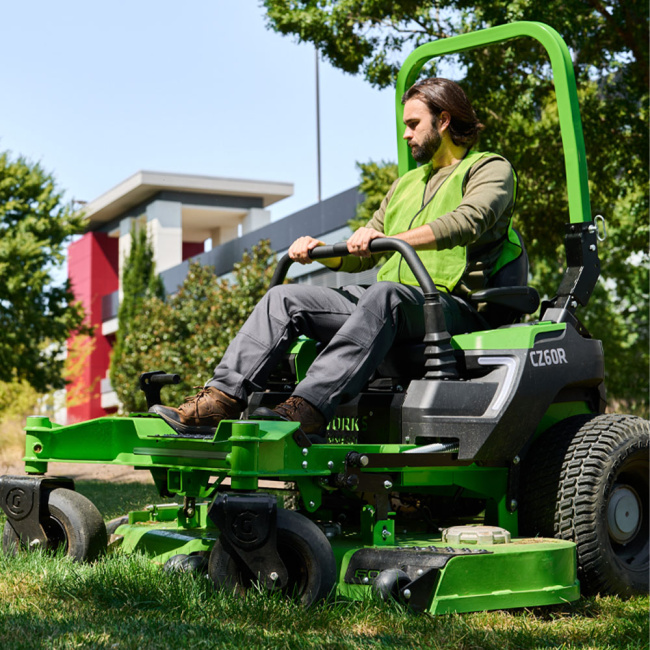 Райдер садовый аккумуляторный Greenworks ZTC152 82V