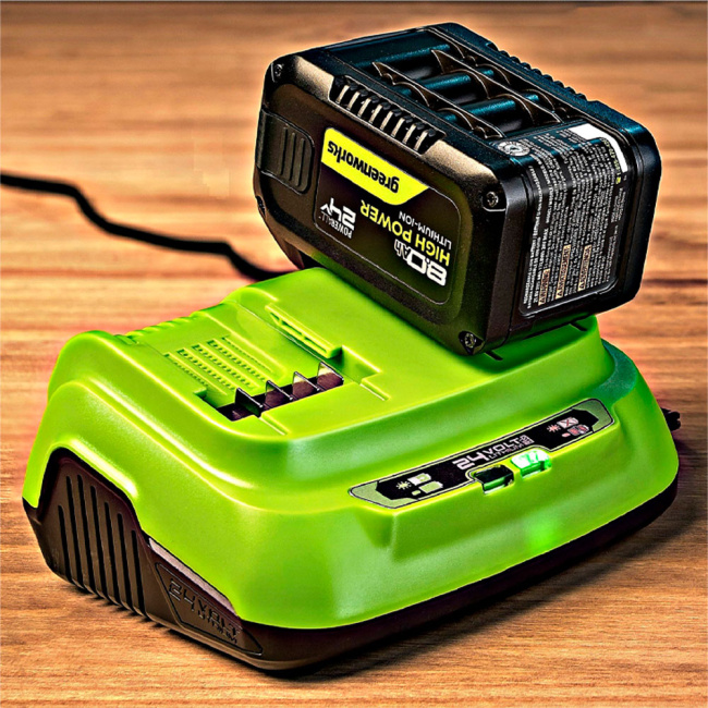 Ультрабыстрое двойное зарядное устройство Greenworks G24X2C8 24V