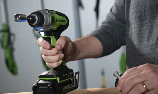Винтоверт ударный Greenworks GD24ID3 24V аккумуляторный 