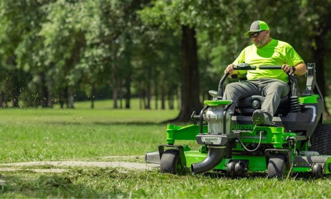 Райдер садовый аккумуляторный Greenworks ZTC152 82V