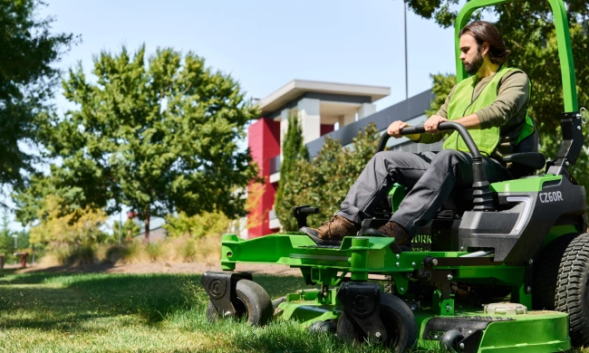 Райдер садовый аккумуляторный Greenworks ZTC152 82V