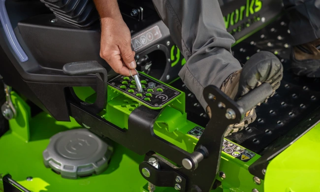 Райдер садовый аккумуляторный Greenworks ZTC152 82V