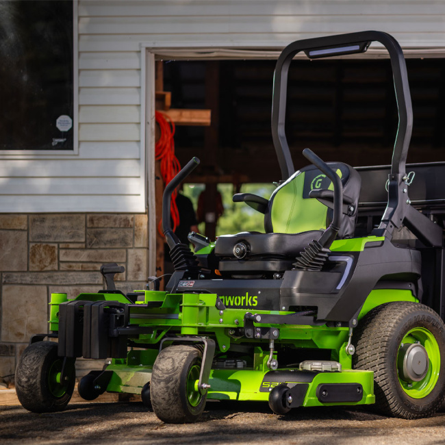Райдер садовый аккумуляторный Greenworks ZTC152 82V