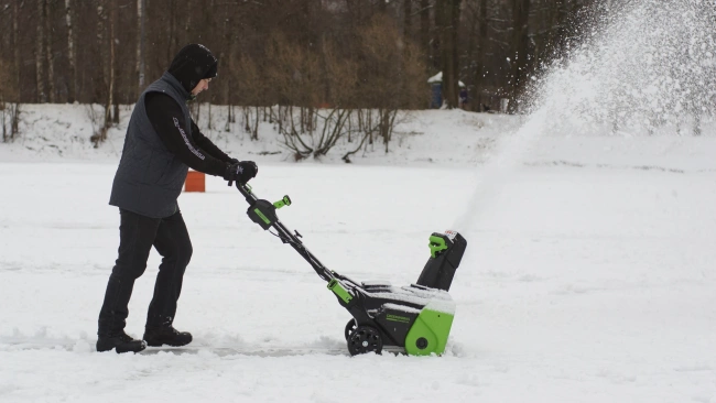 Снегоуборщик Greenworks GD82ST 82V аккумуляторный 