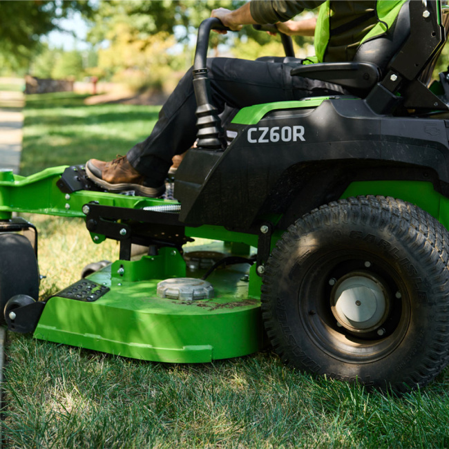 Райдер садовый аккумуляторный Greenworks ZTC152 82V